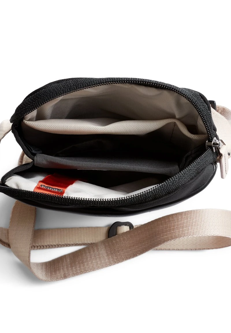 BELLROY CITY POUCH PREMIUM - Umhängetasche - Black Sand – Bild 4